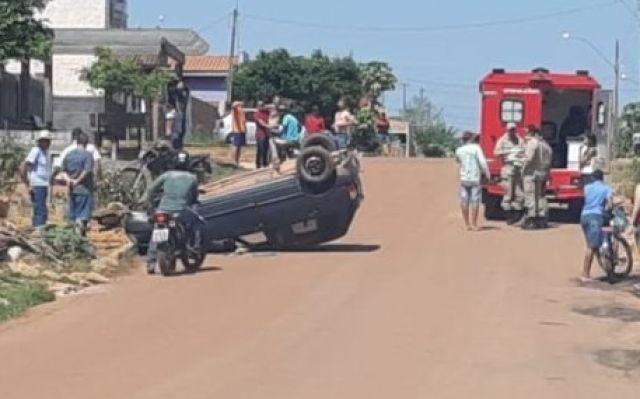 Condutor inabilitado tentar evitar colisão com motociclista e acaba capotando o carro em Rondônia Condutor inabilitado tentar evitar colisão com motociclista e acaba capotando o carro em Rondônia
