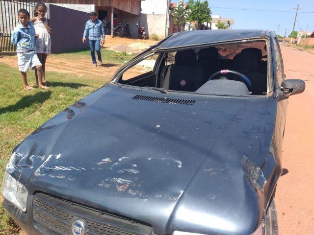 Condutor inabilitado tentar evitar colisão com motociclista e acaba capotando o carro em Rondônia Condutor inabilitado tentar evitar colisão com motociclista e acaba capotando o carro em Rondônia