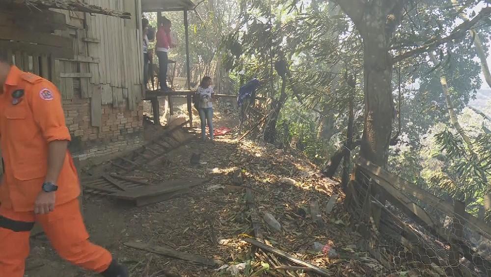 Incêndio atinge área florestal às margens da BR-364 em Ariquemes, RO