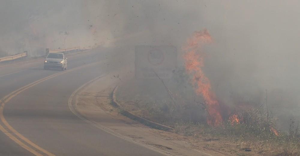 Incêndio atinge área florestal às margens da BR-364 em Ariquemes, RO
