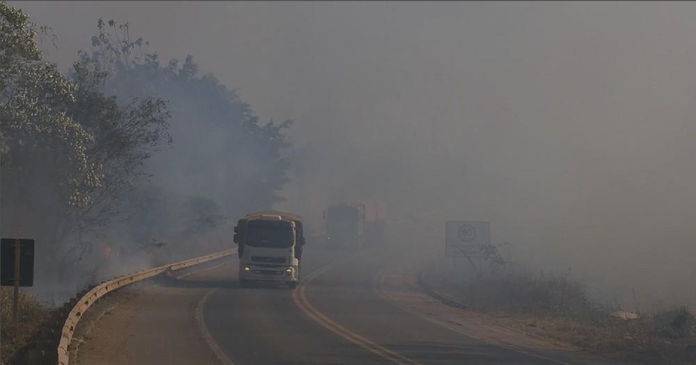 Incêndio atinge área florestal às margens da BR-364 em Ariquemes, RO