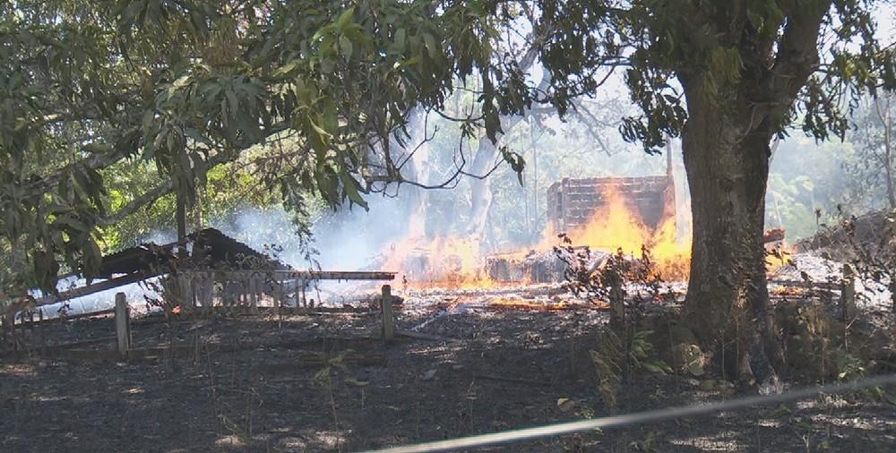 Incêndio atinge área florestal às margens da BR-364 em Ariquemes, RO