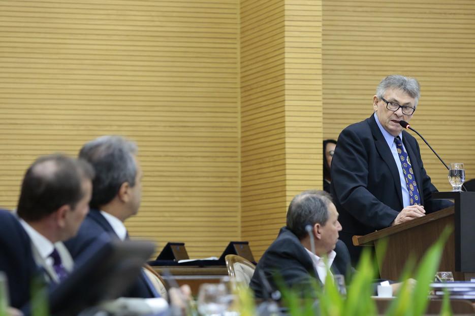 Emoção e homenagens marcam Sessão Solene que comemorou os 36 anos da primeira Constituição Estadual Emoção e homenagens marcam Sessão Solene que comemorou os 36 anos da primeira Constituição Estadual