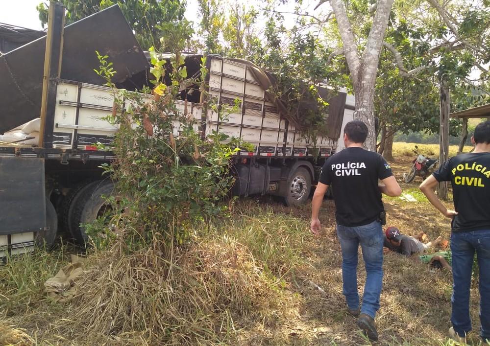 Grupo é preso após roubar caminhão com 200 sacas de café em RO