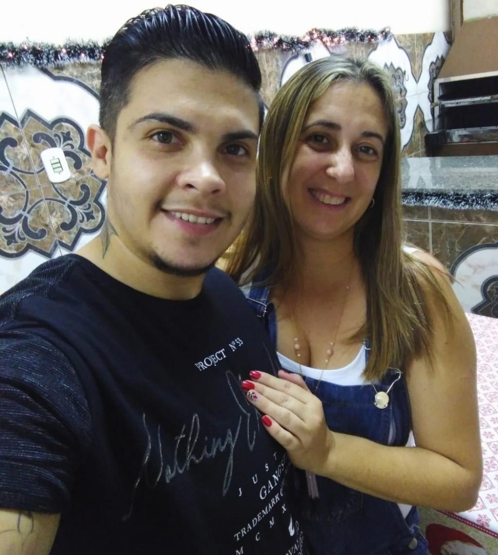 Homem trans engravida para realizar sonho do casal de ter filhos Homem trans engravida para realizar sonho do casal de ter filhos