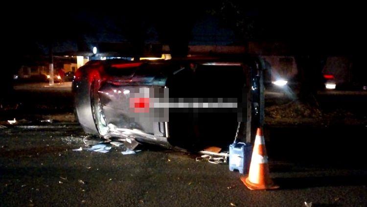 Motorista perde controle de carro, bate em árvore e capota Motorista perde controle de carro, bate em árvore e capota