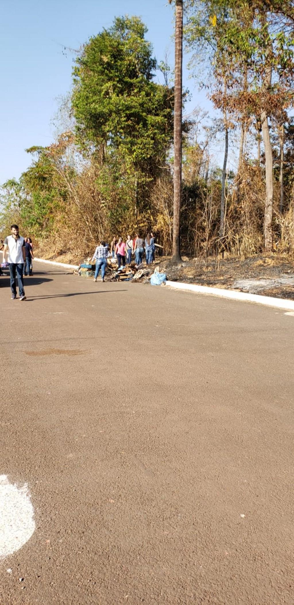 Alunos de Engenharia Florestal da Unir recolhem lixo nas margens da mata do loteamento jequitibá em Rolim 