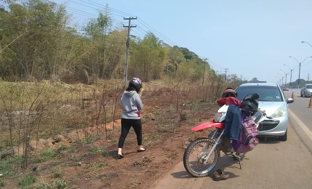 Caminhão de bebidas é saqueado após pegar fogo na BR-364 em RO Caminhão de bebidas é saqueado após pegar fogo na BR-364 em RO