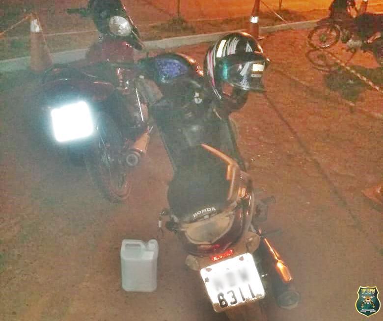 Rolim de Moura- Dois suspeitos são presos pela PM com arma de fogo e veículo adulterado, durante a Operação Lei Seca Rolim de Moura- Dois suspeitos são presos pela PM com arma de fogo e veículo adulterado, durante a Operação Lei Seca