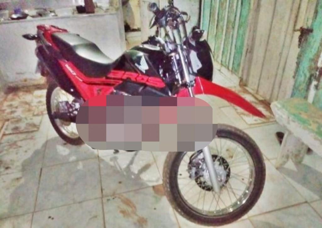 ROLIM DE MOURA: Moto roubada é recuperada pela Polícia Militar ROLIM DE MOURA: Moto roubada é recuperada pela Polícia Militar