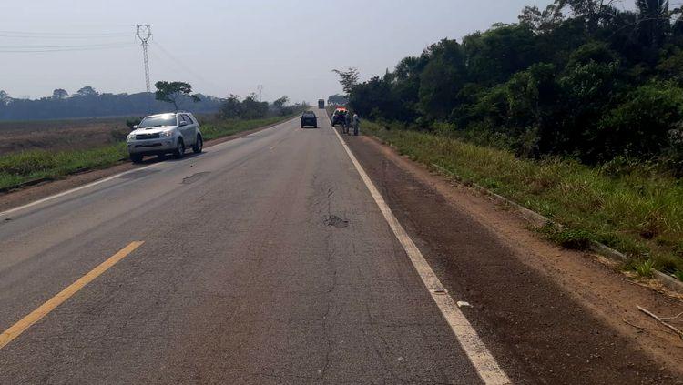 EMBRIAGADO: Andarilho morre atropelado na BR-364 e três pessoas ficam feridas