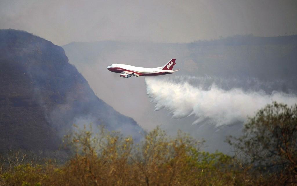 Bolívia inicia uso de avião SuperTanker para combater incêndio florestal Bolívia inicia uso de avião SuperTanker para combater incêndio florestal