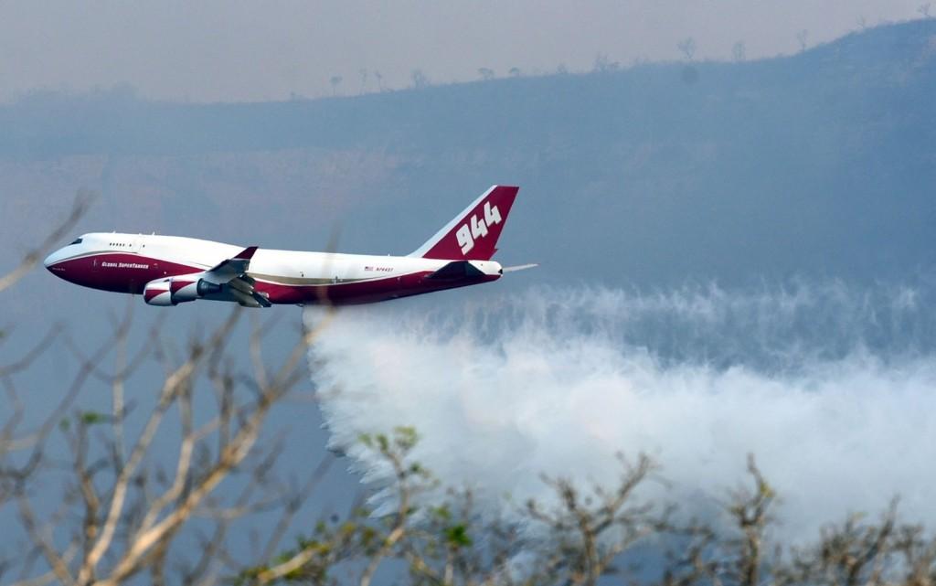 Bolívia inicia uso de avião SuperTanker para combater incêndio florestal Bolívia inicia uso de avião SuperTanker para combater incêndio florestal