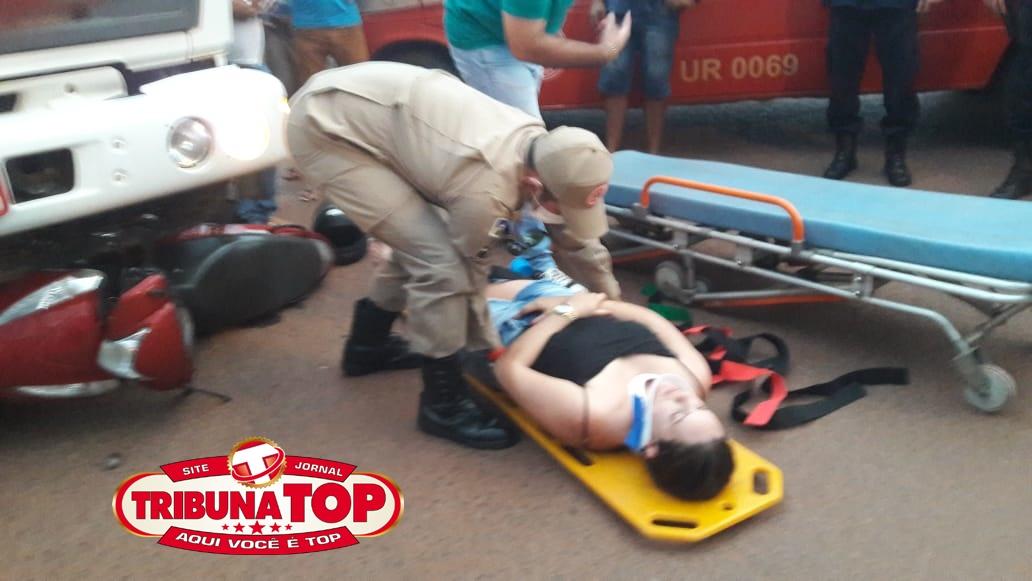 Rolim de Moura – Mulher é socorrida pelos bombeiros após se envolver em colisão entre moto e caminhão boiadeiro Rolim de Moura – Mulher é socorrida pelos bombeiros após se envolver em colisão entre moto e caminhão boiadeiro