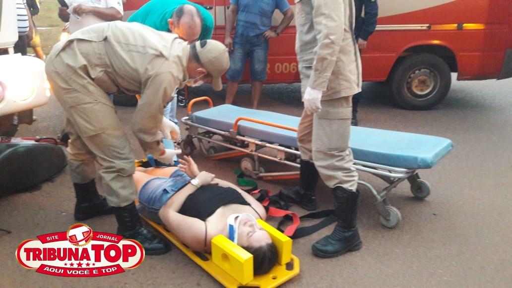 Rolim de Moura – Mulher é socorrida pelos bombeiros após se envolver em colisão entre moto e caminhão boiadeiro Rolim de Moura – Mulher é socorrida pelos bombeiros após se envolver em colisão entre moto e caminhão boiadeiro