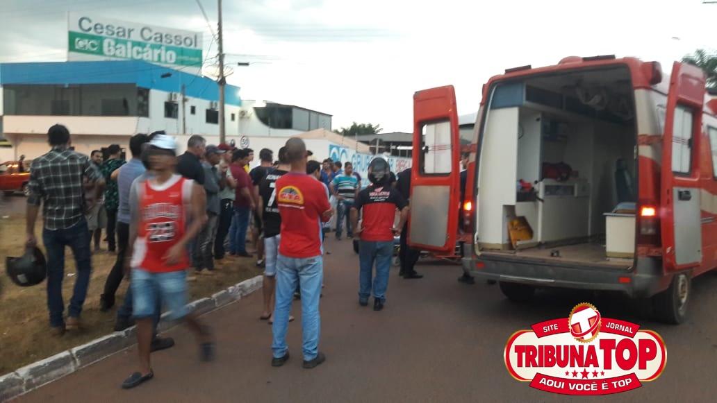 Rolim de Moura – Mulher é socorrida pelos bombeiros após se envolver em colisão entre moto e caminhão boiadeiro Rolim de Moura – Mulher é socorrida pelos bombeiros após se envolver em colisão entre moto e caminhão boiadeiro