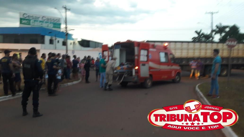 Rolim de Moura – Mulher é socorrida pelos bombeiros após se envolver em colisão entre moto e caminhão boiadeiro Rolim de Moura – Mulher é socorrida pelos bombeiros após se envolver em colisão entre moto e caminhão boiadeiro