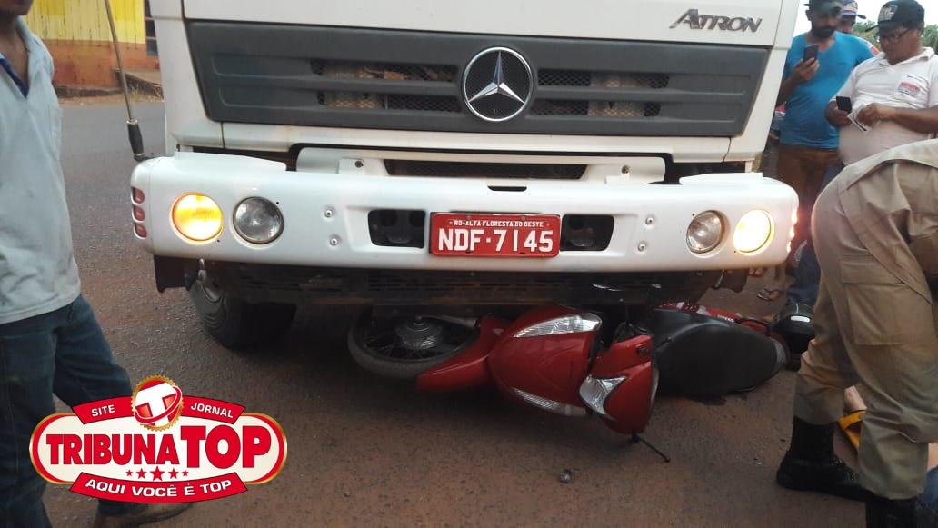 Rolim de Moura – Mulher é socorrida pelos bombeiros após se envolver em colisão entre moto e caminhão boiadeiro