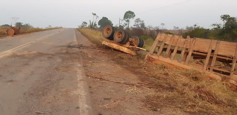 Três pessoas morrem em tombamento de caminhão na BR-364 em RO