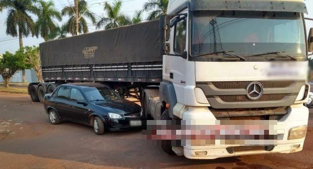 Rolim de Moura – Colisão entre carreta e carro de passeio resulta em danos materiais