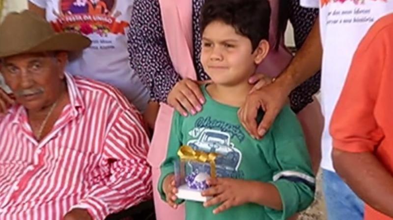 Menino doa único ovo de galinha que família tinha para comer pra ajudar abrigo e leilão rende 4 mil reais