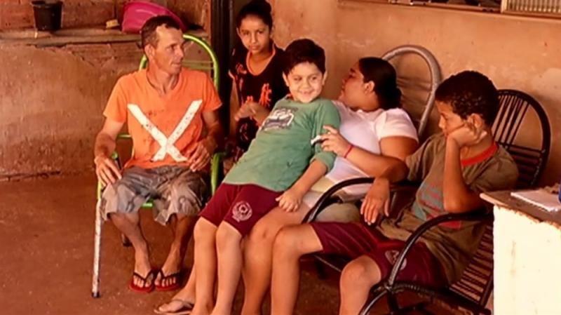 Menino doa único ovo de galinha que família tinha para comer pra ajudar abrigo e leilão rende 4 mil reais