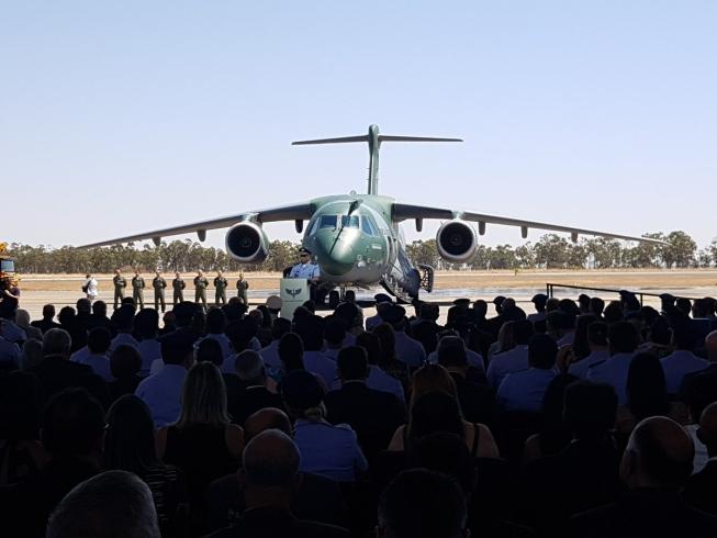Força Aérea Brasileira recebe novo avião militar KC-390
