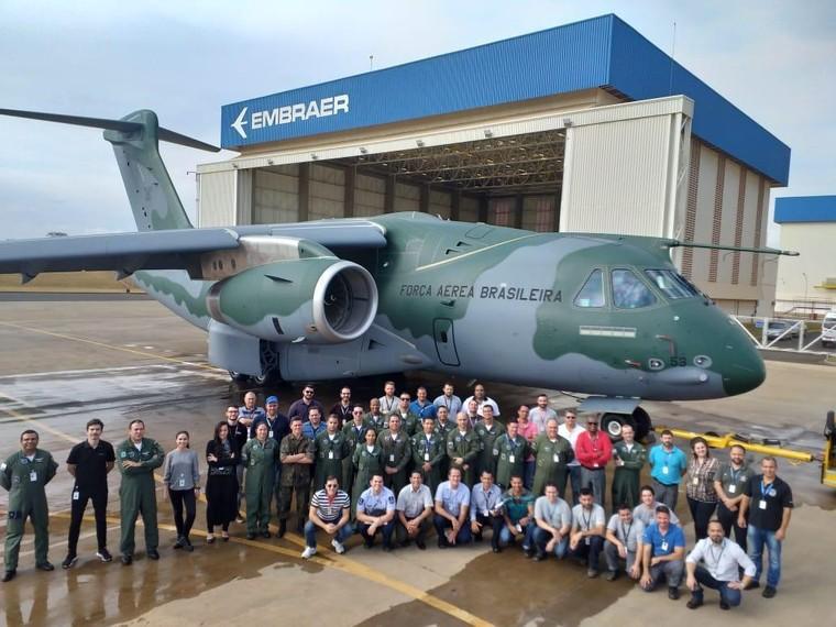 Força Aérea Brasileira recebe novo avião militar KC-390