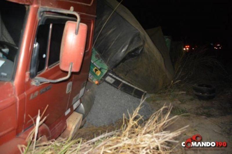 Roda de micro-ônibus se solta e atinge carreta bi-trem no Anel Viário, em Ji-Paraná