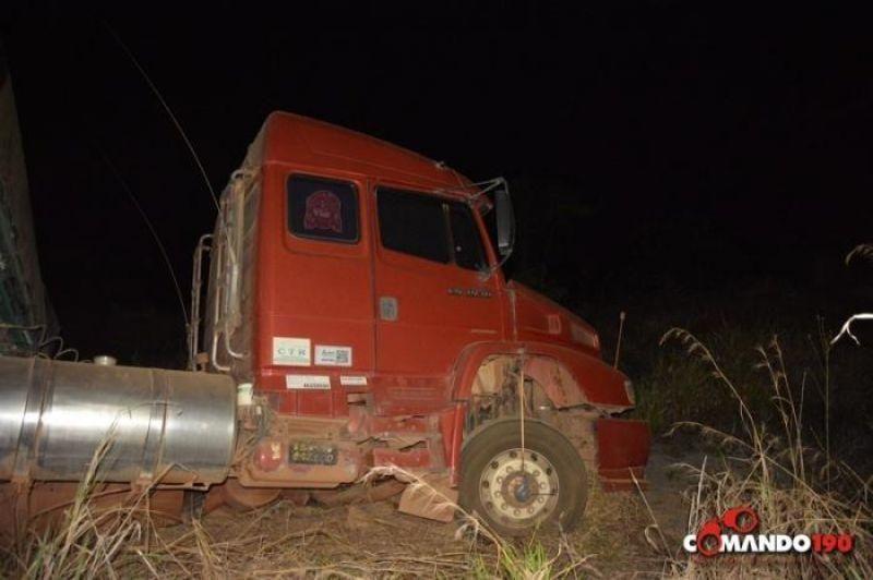 Roda de micro-ônibus se solta e atinge carreta bi-trem no Anel Viário, em Ji-Paraná