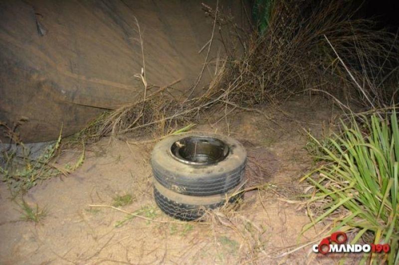 Roda de micro-ônibus se solta e atinge carreta bi-trem no Anel Viário, em Ji-Paraná