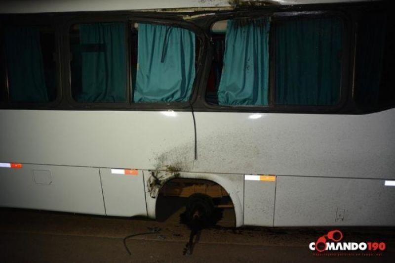 Roda de micro-ônibus se solta e atinge carreta bi-trem no Anel Viário, em Ji-Paraná