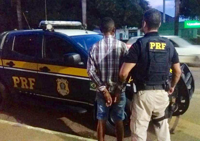 PRF recaptura 2 foragidos da Justiça e apreende arma de fogo roubada