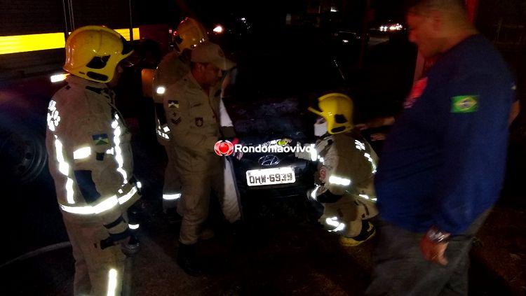 VÍDEO: Carro pega fogo no trânsito e servidores do Samu impedem destruição VÍDEO: Carro pega fogo no trânsito e servidores do Samu impedem destruição