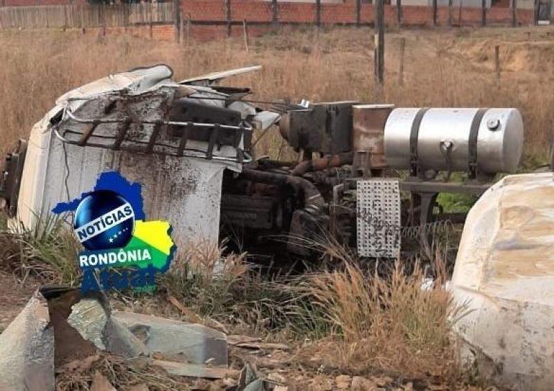 Caminhão tanque carregado com óleo diesel tomba em Rondônia