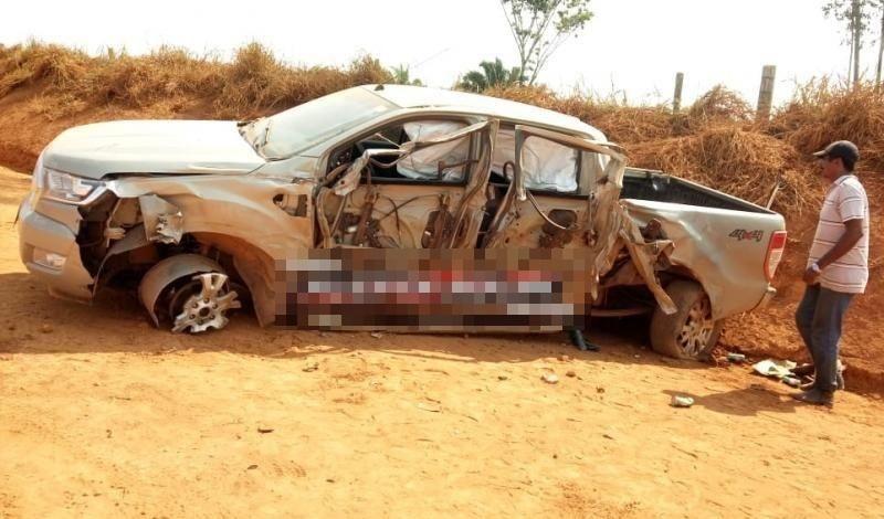 Alto Alegre - Caminhão carregado com gado capota, após colisão frontal com caminhonete na Zona Rural do Município