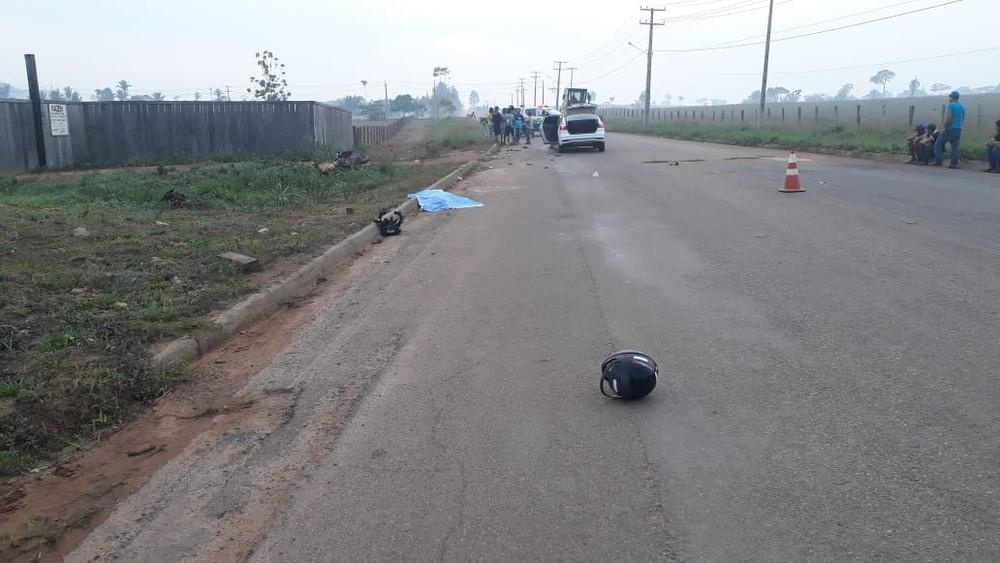 Táxi invade contramão e mata motociclista na RO-205 em Cujubim