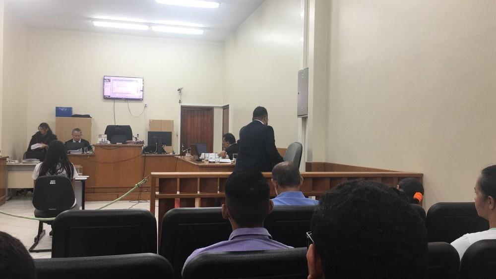 Júri é retirado de Fórum e levado até local onde agente penitenciário estuprou e matou mulher, em RO Júri é retirado de Fórum e levado até local onde agente penitenciário estuprou e matou mulher, em RO
