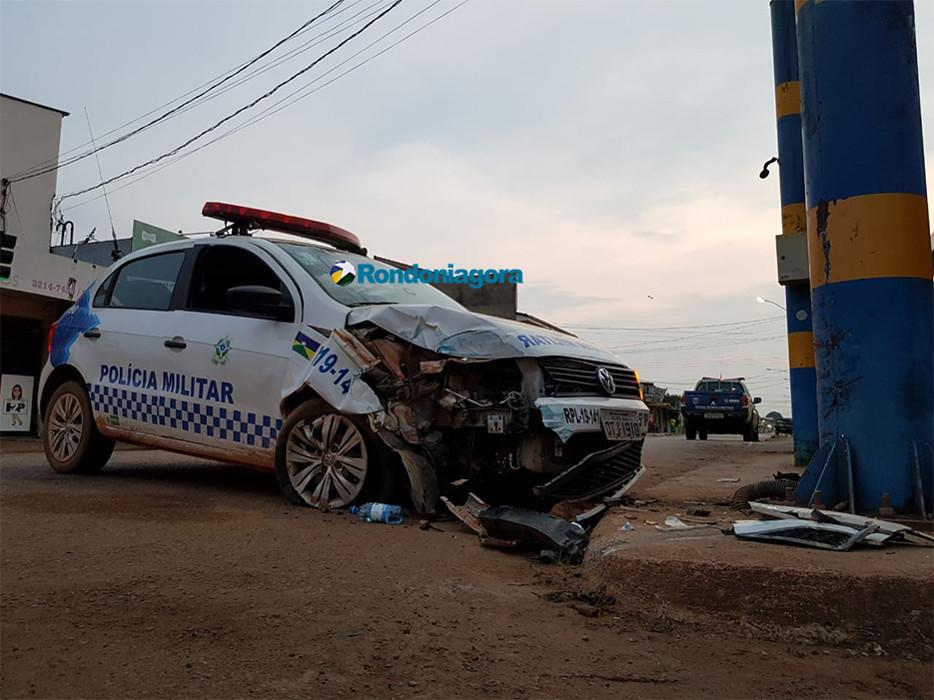PORTO VELHO: Policiais ficam feridos após colisão de viatura em semáforo PORTO VELHO: Policiais ficam feridos após colisão de viatura em semáforo
