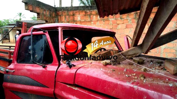 Idoso é amarrado em frete falso e bandidos destroem casa com veículo Idoso é amarrado em frete falso e bandidos destroem casa com veículo
