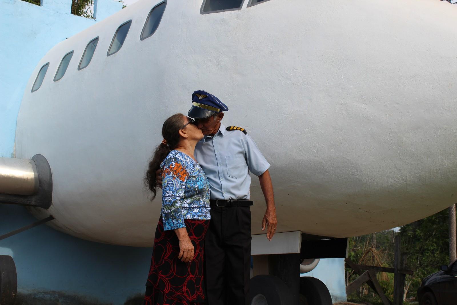 Após investir R$ 20 mil, idoso se muda para dentro de casa-avião em RO Após investir R$ 20 mil, idoso se muda para dentro de casa-avião em RO