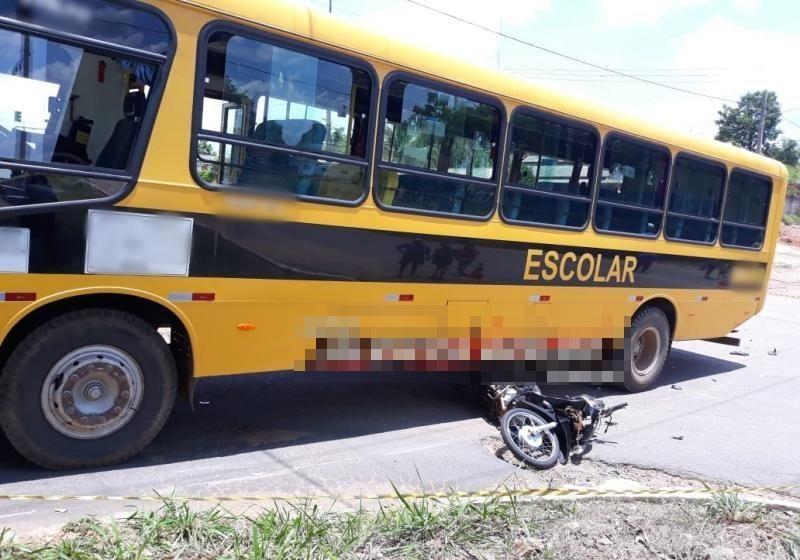 URGENTE: Santa Luzia – Motociclista é socorrido com suspeita de traumatismo craniano, após colisão com Ônibus Escolar em cruzamento
