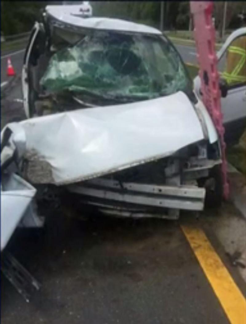 Mãe manda filhos tirarem cinto de segurança e joga carro em árvore Mãe manda filhos tirarem cinto de segurança e joga carro em árvore