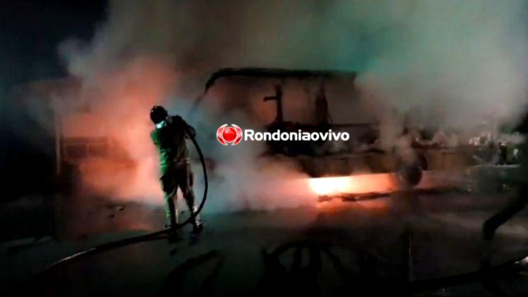 Bandidos colocam fogo em ônibus e deixam carta de presidiários da capital