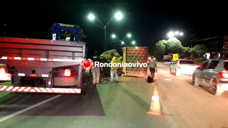 Trator cai de carreta no meio da BR-364 em Porto Velho Trator cai de carreta no meio da BR-364 em Porto Velho