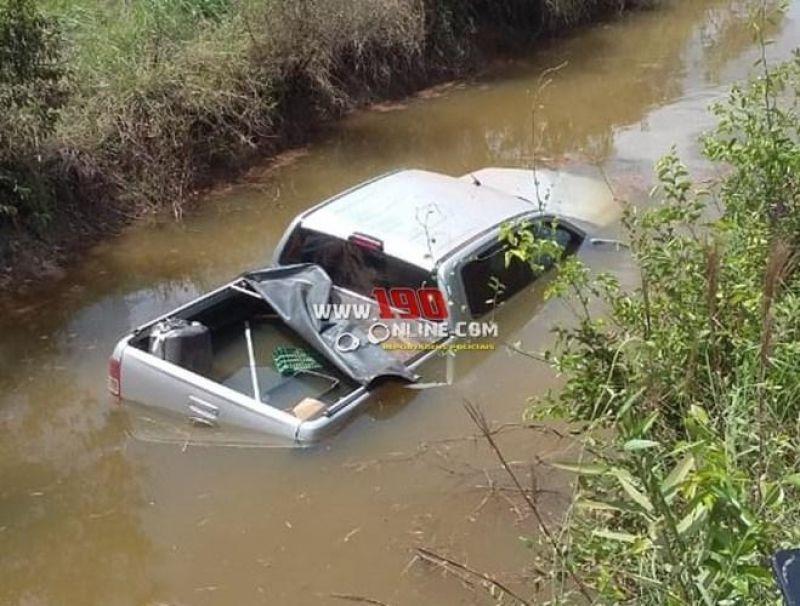 Internauta registra acidente com caminhonete no Rio Mequens próximo a Rolim de Moura do Guaporé Internauta registra acidente com caminhonete no Rio Mequens próximo a Rolim de Moura do Guaporé