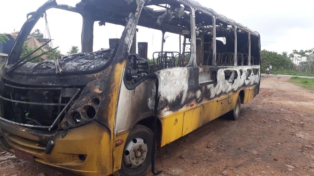 Viatura dos Bombeiros é incendiada por criminosos em Porto Velho Viatura dos Bombeiros é incendiada por criminosos em Porto Velho