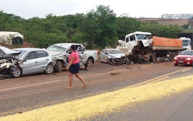 Vídeo viralizou: Grave acidente com nove veículos mata dois homens e deixa feridos