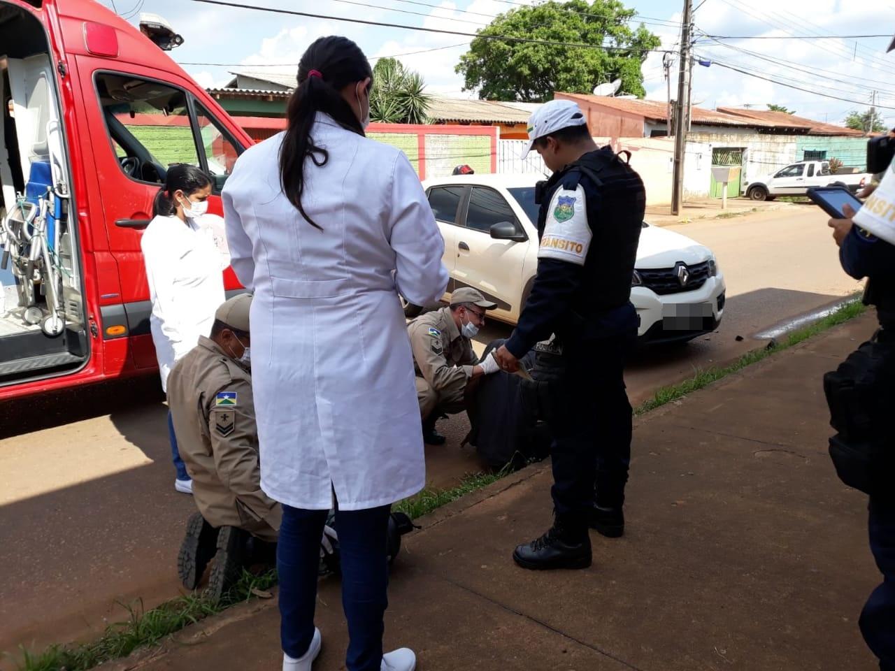 Motorista faz conversão proibida e causa grave acidente com motociclista Motorista faz conversão proibida e causa grave acidente com motociclista