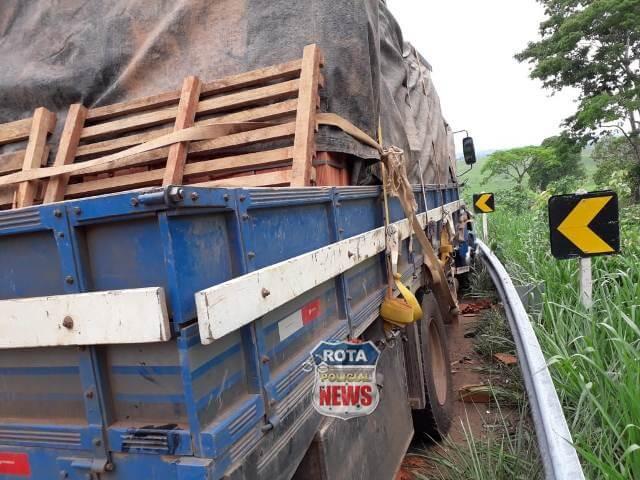 Em Rondônia caminhão colide contra camionete e duas pessoas ficam feridas